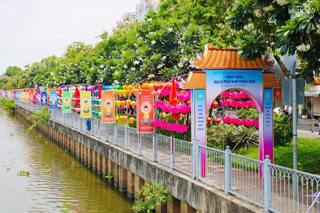 Cờ, hoa, pano do Ban Trị sự GHPGVN Q.Phú Nhuận thiết trí kính mừng Khánh đản Đức Thế Tôn