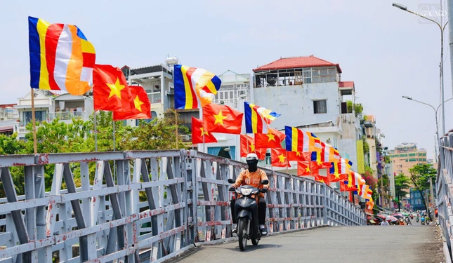 Cờ được thiết trí trên cầu Trần Khánh Dư