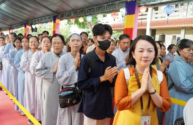 Chị Nguyễn Xuân Linh - pháp danh Tâm Huyền Niệm (áo màu vàng) cùng Phật tử trang nghiêm vào chiêm bái xá-lợi Đức Phật Chị Nguyễn Xuân Linh - pháp danh Tâm Huyền Niệm (áo màu vàng) cùng Phật tử trang nghiêm vào chiêm bái xá-lợi Đức Phật