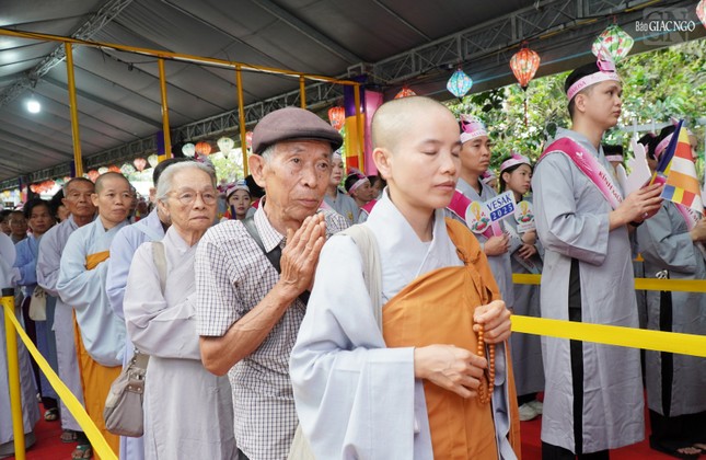 Sư cô Thích nữ Huệ Pháp giữ tâm thanh tịnh trong tiếng niệm Phật đợi vào chiêm bái xá-lợi Đức Phật