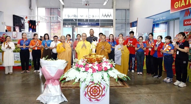 Ban Trị sự GHPGVN TP.Buôn Ma Thuột thực hiện nghi thức Tắm Phật tại các điểm công cộng