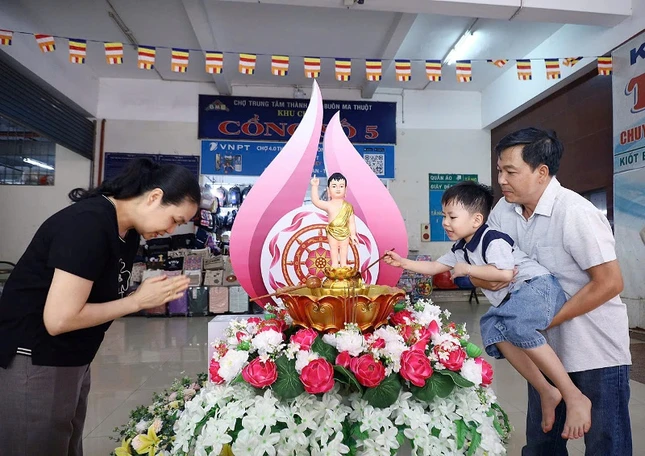 Người dân thực hiện nghi thức Tắm Phật tại các điểm công cộng do Ban Trị sự GHPGVN TP.Buôn Ma Thuột thiết trí