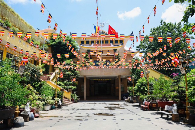 Cờ Phật giáo được treo rợp khắp sân chùa và trên đường Bà Huyện Thanh Quan (Q.3)