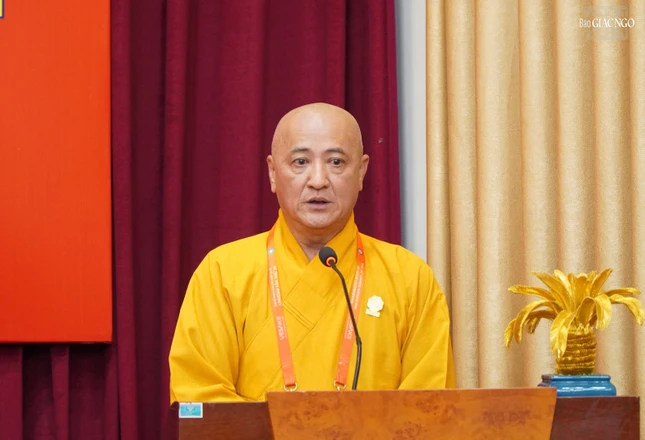 Hòa thượng Thích Huệ Thông phát biểu tại buổi thăm tặng quà