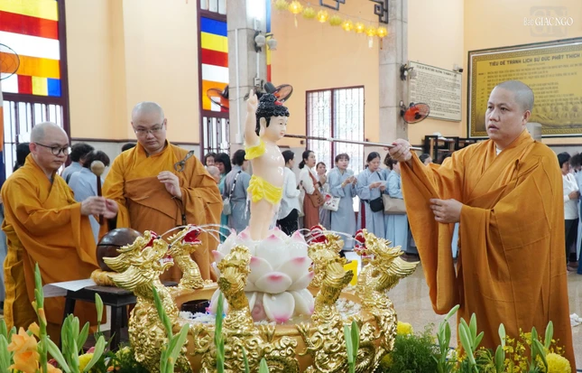 Chư Tăng thực hiện nghi thức Tắm Phật Chư Tăng thực hiện nghi thức Tắm Phật