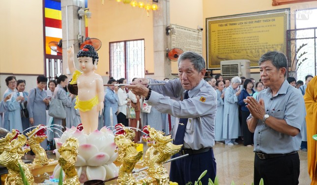 "Con nay tắm gội Đức Như Lai Trí tuệ quang minh tọa bảo đài Ngũ trược chúng sanh đều rửa sạch Không còn sanh tử ở trần ai"