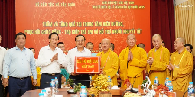 GHPGVN tặng quà đến Trung tâm Điều dưỡng, phục hồi chức năng - Trợ giúp trẻ em và Hỗ trợ người khuyết tật