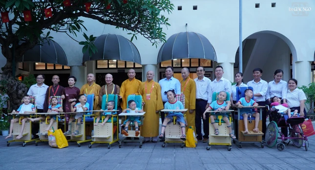 Chư tôn đức GHPGVN, Bộ Dân tộc và Tôn giáo tặng quà đến các em khuyết tật chiều 5-5-2025