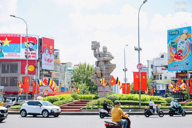 Cờ Phật giáo treo trên đoạn ngã bảy Lý Thái Tổ Cờ Phật giáo treo trên đoạn ngã bảy Lý Thái Tổ