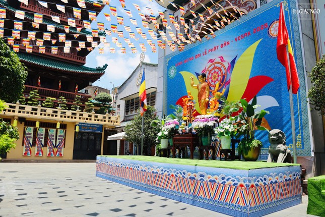 Lễ đài Phật đản tại chùa Ấn Quang (Q.10)