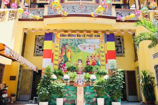 Lễ đài Phật đản tại chùa Hưng Long (Q.10) Lễ đài Phật đản tại chùa Hưng Long (Q.10)