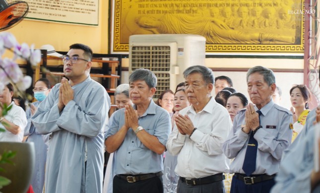 Đông đảo Phật tử về chùa tham dự Lễ Tắm Phật