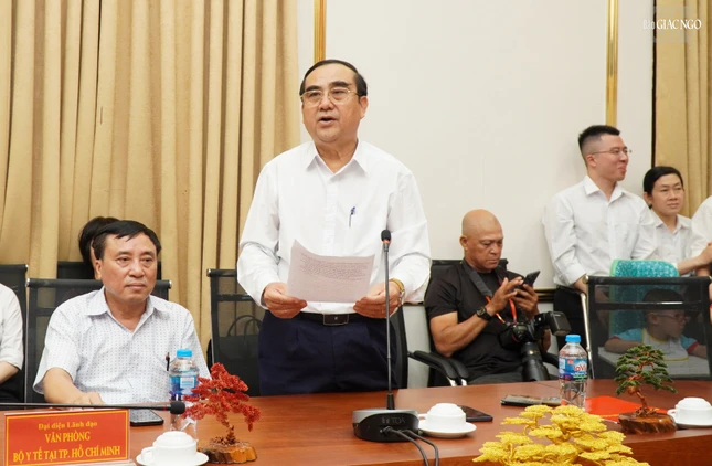 Bác sĩ Nguyễn Xuân Thắng, Giám đốc Trung tâm báo cáo khái quát về hoạt động của Trung tâm