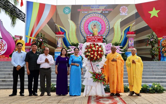 Lẵng hoa chúc mừng của chính quyền H.Lắk