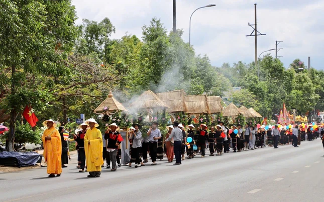 Đoàn rước Đức Phật đản sinh