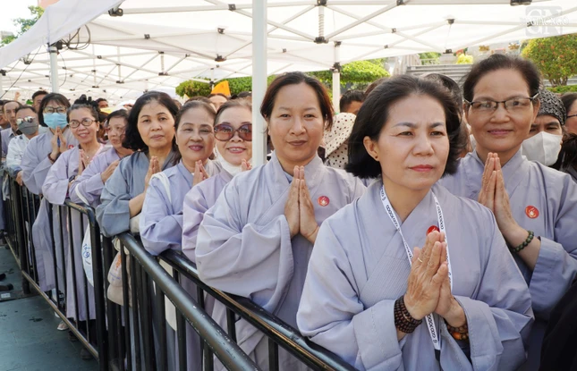 Phật tử Đức Phương (đầu tiên), Diệu Trang (thứ hai) cùng các Phật tử trang nghiêm xếp hàng vào chiêm bái xá-lợi Trái tim Bồ-tát Thích Quảng Đức Phật tử Đức Phương (đầu tiên), Diệu Trang (thứ hai) cùng các Phật tử trang nghiêm xếp hàng vào chiêm bái xá-lợi Trái tim Bồ-tát Thích Quảng Đức