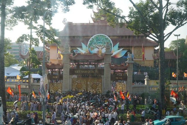 Hàng chục ngàn Tăng Ni, Phật tử về Việt Nam Quốc Tự chiêm bái, đảnh lễ xá-lợi Bồ-tát Thích Quảng Đức Hàng chục ngàn Tăng Ni, Phật tử về Việt Nam Quốc Tự chiêm bái, đảnh lễ xá-lợi Bồ-tát Thích Quảng Đức