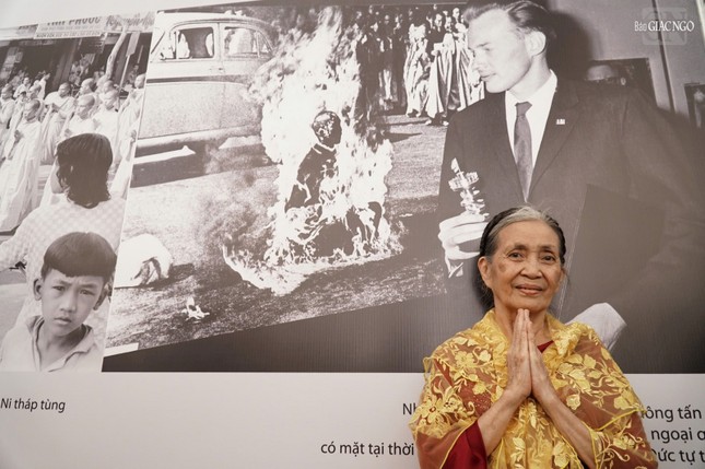 Cô Thanh Tiền bên hình ảnh Bồ-tát Thích Quảng Đức tự thiêu Cô Thanh Tiền bên hình ảnh Bồ-tát Thích Quảng Đức tự thiêu