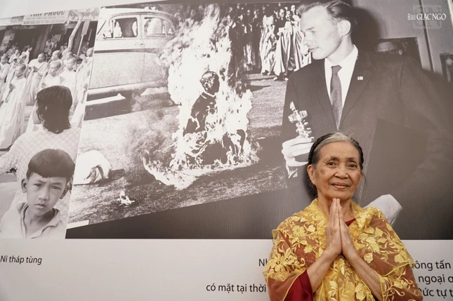 Cô Thanh Tiền bên hình ảnh Bồ-tát Thích Quảng Đức tự thiêu Cô Thanh Tiền bên hình ảnh Bồ-tát Thích Quảng Đức tự thiêu