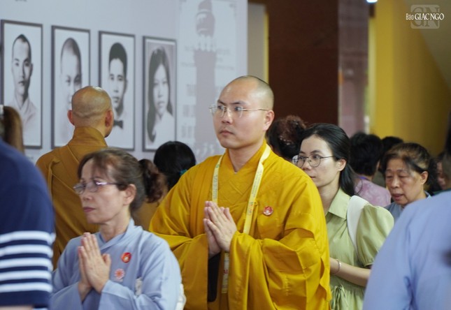 Đại đức Thích Minh Lý trang nghiêm vào chiêm bái xá-lợi Trái tim Bồ-tát Thích Quảng Đức Đại đức Thích Minh Lý trang nghiêm vào chiêm bái xá-lợi Trái tim Bồ-tát Thích Quảng Đức