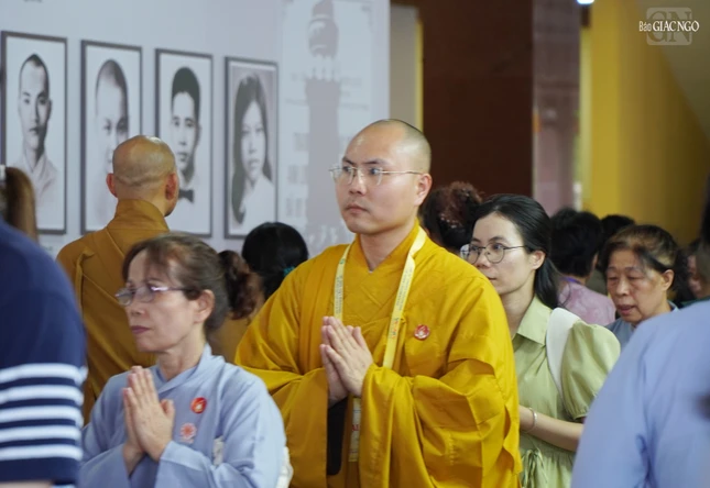 Đại đức Thích Minh Lý trang nghiêm vào chiêm bái xá-lợi Trái tim Bồ-tát Thích Quảng Đức Đại đức Thích Minh Lý trang nghiêm vào chiêm bái xá-lợi Trái tim Bồ-tát Thích Quảng Đức