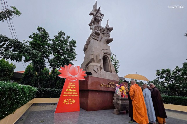 Trước đó, chư tôn đức Ban Trị sự GHPGVN H.Củ Chi đã đến thắp hương tưởng niệm tại tượng đài "Củ Chi đất thép thành đồng"