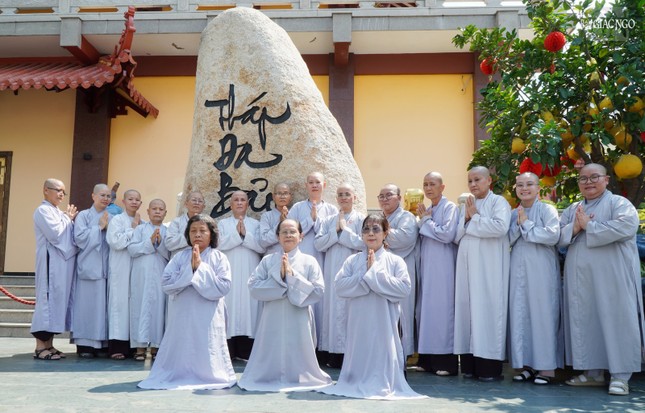 Sư cô Thích nữ Diệu Thiện (người thứ 6 từ màn hình phải vào) cùng chư Ni, Phật tử chùa Phổ Đức, Tiền Giang chiêm bái xá-lợi Trái tim Bồ-tát Thích Quảng Đức Sư cô Thích nữ Diệu Thiện (người thứ 6 từ màn hình phải vào) cùng chư Ni, Phật tử chùa Phổ Đức, Tiền Giang chiêm bái xá-lợi Trái tim Bồ-tát Thích Quảng Đức