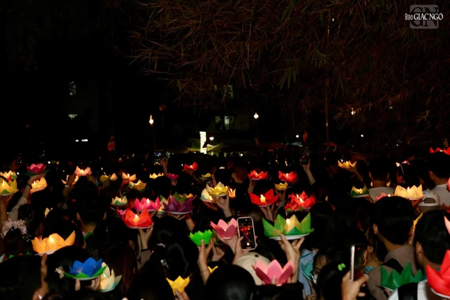 Lung linh hoa đăng mừng Khánh đản Đức Thế Tôn