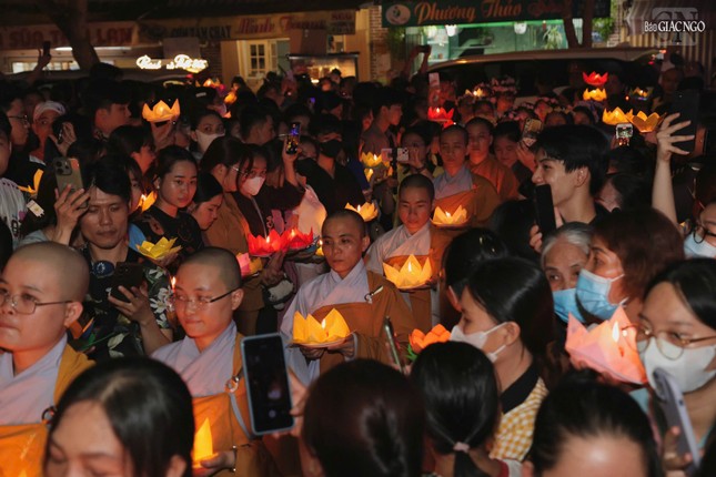 ... và chư Ni Q.3 tham dự lễ hoa đăng kính mừng Đại lễ Phật đản ... và chư Ni Q.3 tham dự lễ hoa đăng kính mừng Đại lễ Phật đản