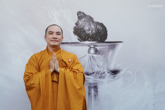 Đại đức Thích Đức Phúc đến từ Khánh Hòa chiêm bái đảnh lễ xá-lợi Trái tim Bồ-tát Thích Quảng Đức Đại đức Thích Đức Phúc đến từ Khánh Hòa chiêm bái đảnh lễ xá-lợi Trái tim Bồ-tát Thích Quảng Đức