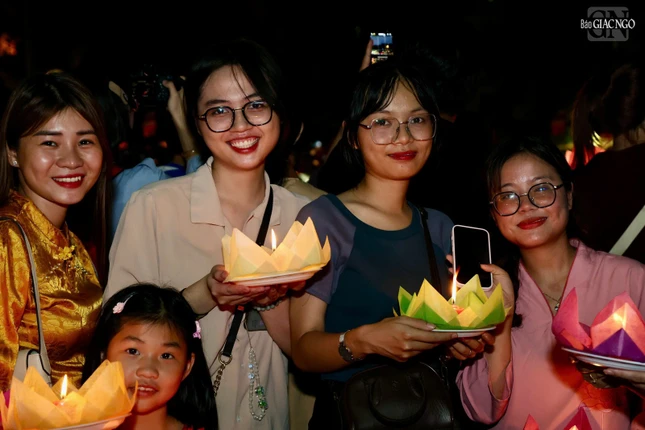 Các bạn trẻ hoan hỷ...