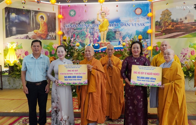 Ban Trị sự GHPGVN Q.Gò Vấp trao ủng hộ Quỹ Vì người nghèo, Vì biển đảo quê hương, vì tuyến đầu Tổ quốc đến MTTQVN Q.Gò Vấp