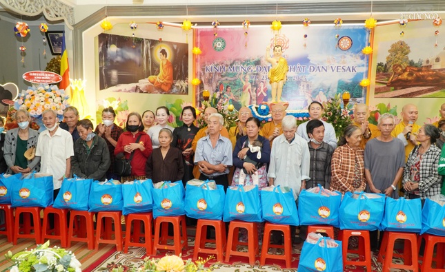 Ban Trị sự GHPGVN Q.Gò Vấp tặng 1.500 phần quà đến người dân trong dịp Phật đản Phật lịch 2569