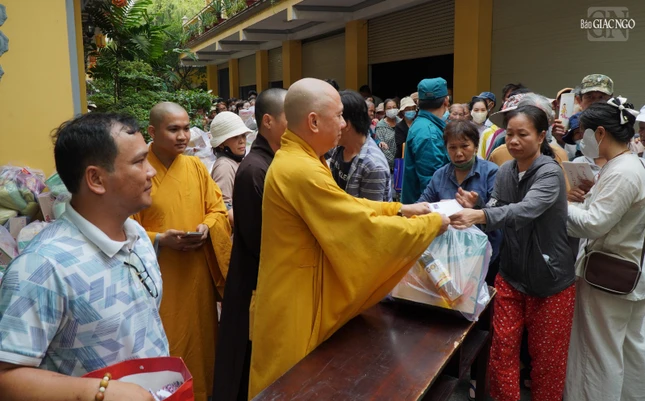 Thượng tọa Thích Tắc Bạch tặng quà đến người dân