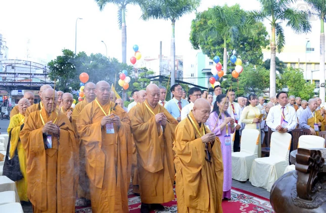 Trưởng lão Hòa thượng Thích Thiện Nhơn, cùng chư tôn đức niêm hương bạch Phật, tưởng niệm 62 năm Bồ-tát Quảng Đức vị pháp thiêu thân
