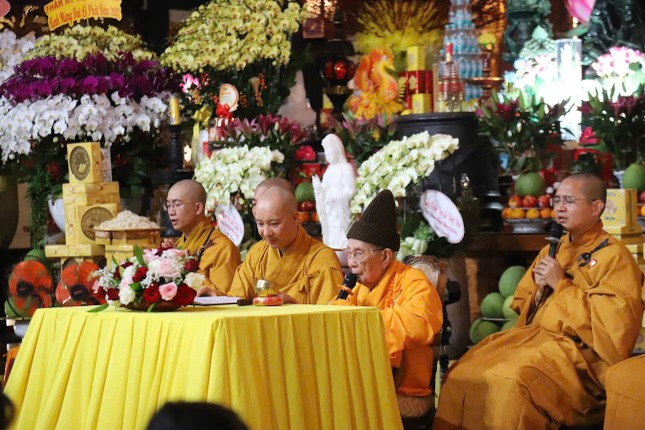 Trưởng lão Hòa thượng Thích Đức Nghiệp ban lời giáo huấn quý báu và truyền trao giới pháp Tam quy, Ngũ giới đến Phật tử