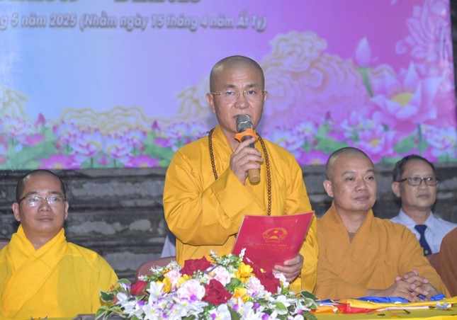 Thượng tọa Thích Quảng Hiền, Trưởng ban Trị sự GHPGVN tỉnh Đắk Nông phát biểu khai mạc lễ diễu hành xe hoa