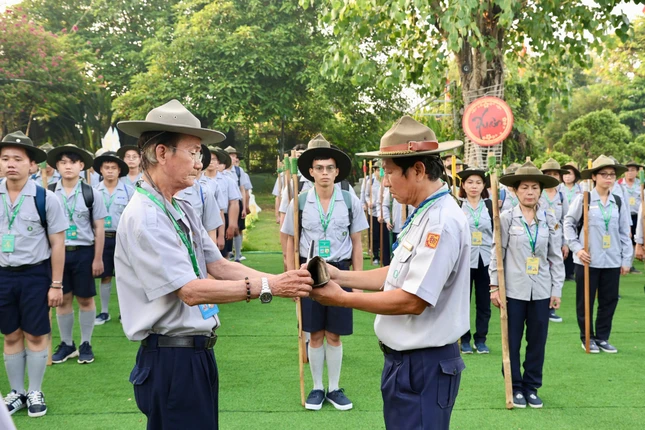 Huynh trưởng Minh Hạnh, Trại phó trao còi lệnh đến đời sống trại