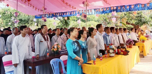 Đại diện chính quyền, Tăng Ni, Phật tử tham dự Đại diện chính quyền, Tăng Ni, Phật tử tham dự