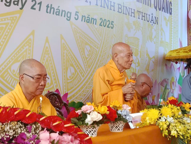 Hòa thượng Thích Minh Trí ban đạo từ chứng minh Hòa thượng Thích Minh Trí ban đạo từ chứng minh