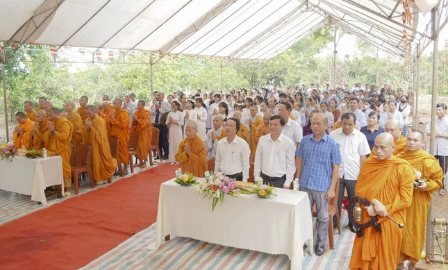 Đại diện lãnh đạo chính quyền, chư tôn đức tham dự Đại diện lãnh đạo chính quyền, chư tôn đức tham dự