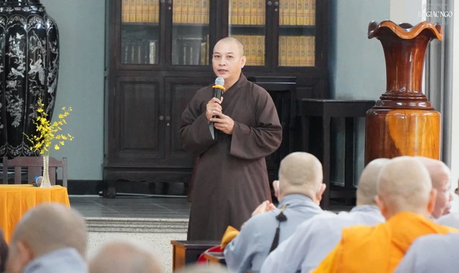 Đại đức Thích Quang Nghĩa báo cáo sơ nét các Phật sự trong dịp Phật đản