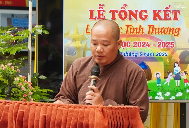 Đại đức Thích Quang Hải báo cáo tổng kết năm học 2024-2025