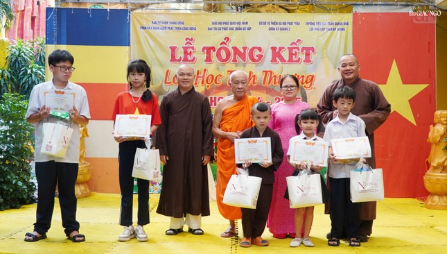 Trao Giấy khen đến các em học sinh lớp 1