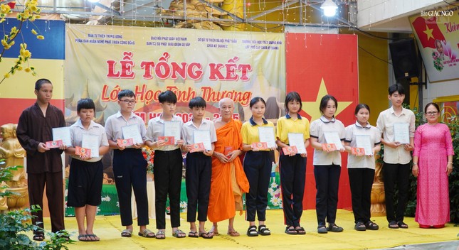 Trao Giấy chứng nhận đến các em học sinh lớp 5