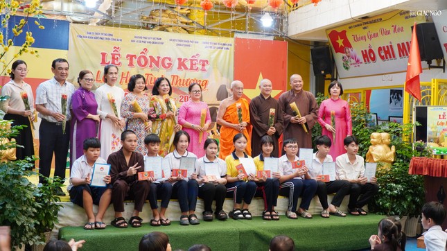 Các em học sinh lớp 5 tặng hoa tri ân đến thầy cô giáo