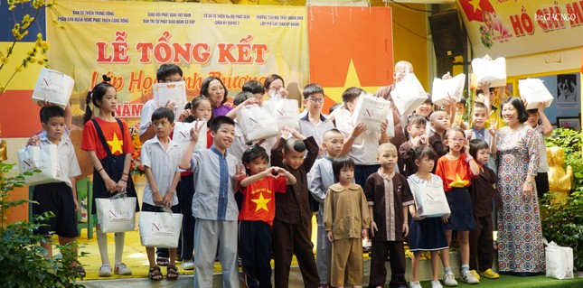 Chùa Kỳ Quang II tặng quà đến các em nhân dịp Quốc tế Thiếu nhi 1-6