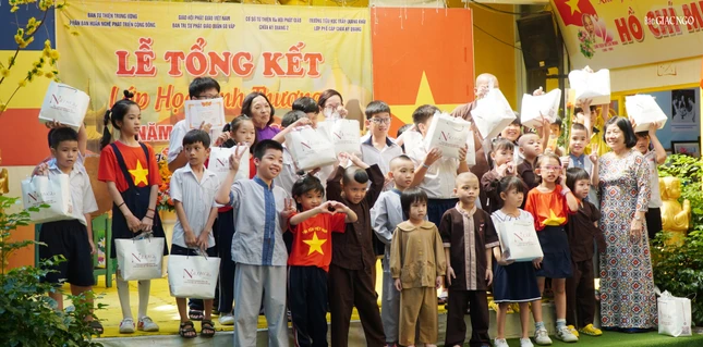 Chùa Kỳ Quang II tặng quà đến các em nhân dịp Quốc tế Thiếu nhi 1-6