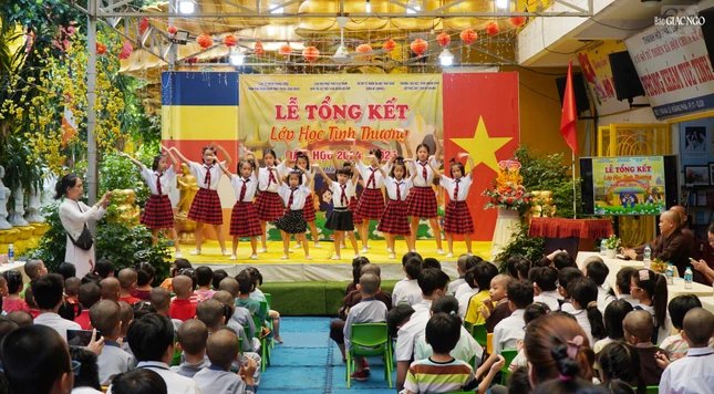 Văn nghệ chào mừng mở đầu cho Lễ tổng kết năm học 2024-2025