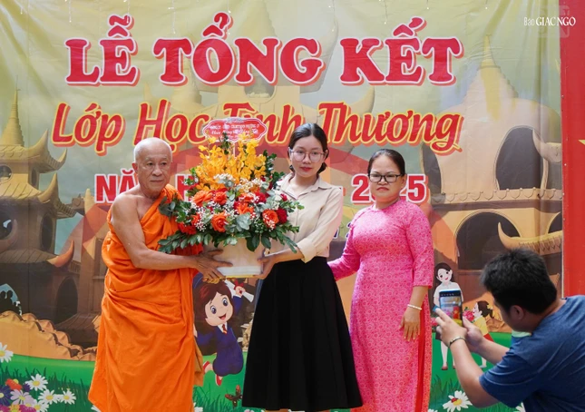 Đại diện chính quyền địa phương tặng hoa chúc mừng